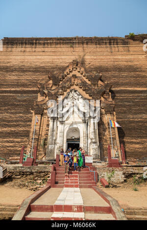 Peu de gens devant les ruines du monument inachevé Mingun Mingun Pahtodawgyi stupa dans près de Mandalay en Birmanie sur une journée ensoleillée. Banque D'Images