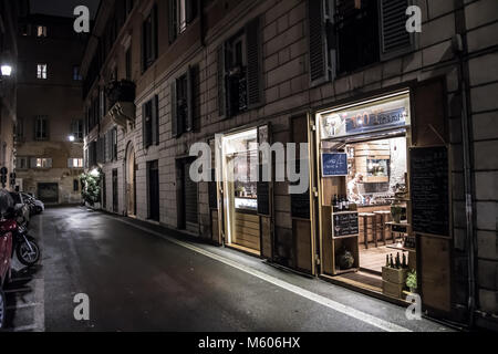 ROME, ITALIE - 7 février, 2018 : ruelle étroite avec vieux magasin éclairé la nuit à Rome Banque D'Images