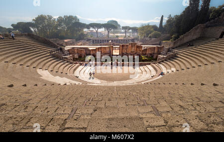 Vue panoramique sur les Cavae, espace salon dans les ruines du grand théâtre, Pompéi, Italie. Banque D'Images