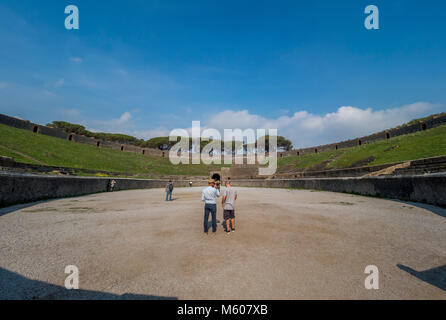 Amphithéâtre de Pompéi. Le plus ancien amphithéâtre romain situé dans l'ancienne ville romaine de Pompéi. Banque D'Images