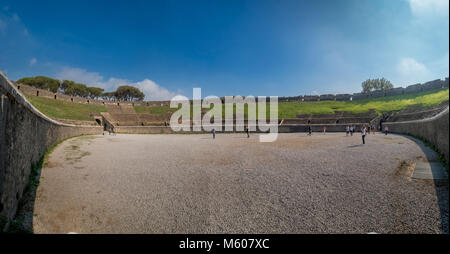 Vue panoramique sur l'amphithéâtre de Pompéi. L'amphithéâtre romain le plus ancien. Italie Banque D'Images