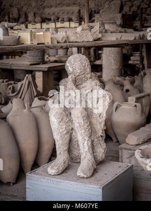 Corps exposé avec des objets d'art excavés à Pompéi, en Italie. Banque D'Images