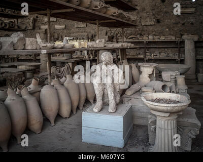 Corps exposé avec des objets d'art excavés à Pompéi, en Italie. Banque D'Images