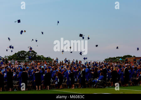 Juin 17 Sayrevielle NJ USA : Graduation Caps jetée en l'air l'obtention du diplôme à l'école Banque D'Images