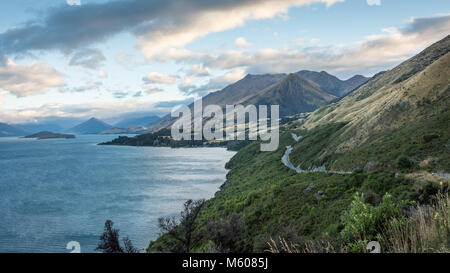 La route le long du lac Wakatipu sur le disque entre Queenstown et Glenorchy, île du Sud, Nouvelle-Zélande Banque D'Images