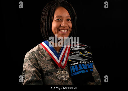 U.S. Air Force Tech. Le Sgt. Carissa Perry est un membre de la 145e vol de communications. Perry s'est joint à l'armée en 1998 comme un membre en service actif, l'entrée dans la Garde nationale aérienne de l'Ohio en 2003 et finalement transférés à la Garde nationale aérienne de la Caroline du Nord en 2012. La Force aérienne a donné un sentiment de fierté, d'appartenance et d'avoir une seconde famille. Perry est un coureur passionné et a participé à plusieurs marathons pour inclure le Marathon de l'Armée de l'air. Elle a l'intention d'exécuter dans le Marathon de l'Armée de l'air 2018 pour commémorer sa 20e année de service. Banque D'Images