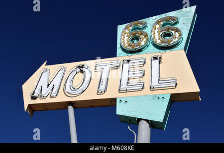 L'enseigne au néon classique pour le 66 Motel dans la ville de la Route 66 d'aiguilles, la Californie se dresse contre un brillant ciel bleu. Banque D'Images