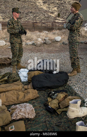 Lance le Cpl. Richard Jenkins, gauche, un spécialiste de l'administration de l'offre de logistique de combat avec Regiment 25, 2e Groupe Logistique Maritime discute de l'efficacité de cold weather gear au Colonel Matthew B. Reuter, droite, commandant du Corps des Marines CLR-25 au Centre de formation de la guerre en montagne, Bridgeport, Californie, le 23 janvier 2018. Les Marines ont pris part à la formation par temps froid conçu pour fournir les marines d'expérience en escalade, alpinisme militaire, de la neige, de la mobilité, de l'artisanat sur le terrain et la survie. (U.S. Marine Corps Banque D'Images