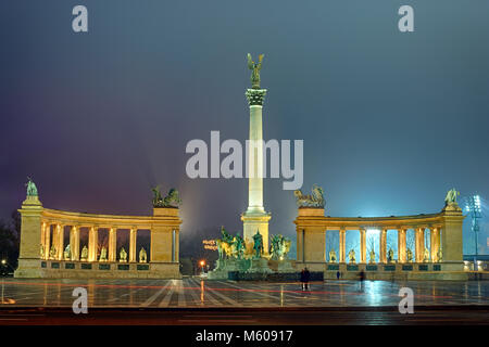 Monument sur la place des héros dans le brouillard coloré, Budapest Banque D'Images