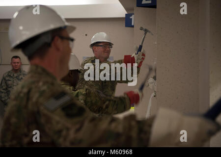 Les commandos de l'air assister à la 1ère Groupe médical des opérations spéciales cérémonie du mur à Hurlburt Field, en Floride, le 2 février 2017. Briser le mur a commencé le début des rénovations dans la pharmacie. (U.S. Air Force Banque D'Images