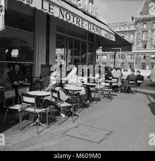 Années 1950, tableau historique de Paris, France, parisiens assis sous un auvent à l'extérieur d'un café, l'hôtel Le Notre Dame, à Quai Saint-Michel. Banque D'Images