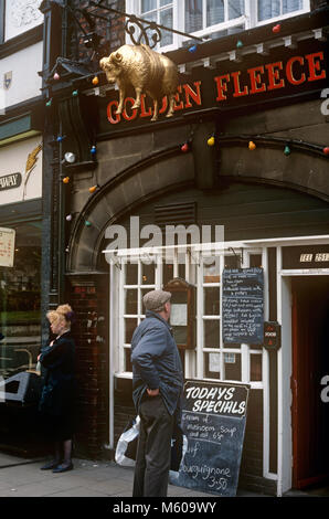 Royaume-uni, Angleterre, dans le Yorkshire, York, 16, Chaussée de la Toison d'or, suspendu les moutons enseigne de pub dans les années 1990 Banque D'Images