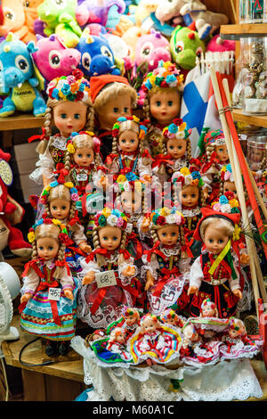 Poupées habillées en costumes folkloriques traditionnels Cracovie en boutique de souvenirs à la Halle de la Place du Marché principal de l'Ctracow Banque D'Images