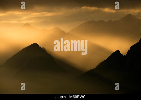 Coucher du soleil au-dessus de la gamme Gleirscher-Halltal dans les montagnes du Karwendel, Tyrol, Autriche Banque D'Images