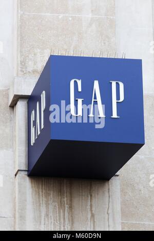 Londres, Royaume-Uni - 31 janvier 2018 : Gap logo sur un mur. L'écart est un Américain dans le monde détaillant Vêtements et accessoires Banque D'Images