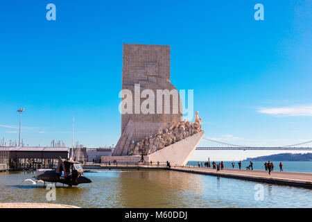 Riverside de Belem, à Lisbonne au Portugal avec le célèbre monument des Découvertes en arrière-plan. Banque D'Images
