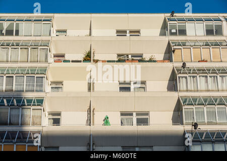 Les appartements à plusieurs niveaux du Brunswick Centre, un centre résidentiel et commercial classé Grade II à Bloomsbury, Camden, London, Royaume-Uni Banque D'Images