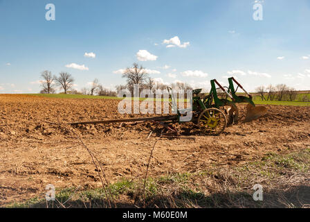 Amish Farm avec FarmEquipment vieux assis dans le domaine sur un jour d'automne 2 Banque D'Images