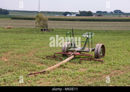 Amish Farm avec de vieux matériel agricole assis dans le domaine sur un jour d'automne 4 Banque D'Images