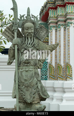 Tuteur chinois figure à côté d'une porte dans le Wat Pho, Phra Nakhon District, Bangkok, Thaïlande Banque D'Images