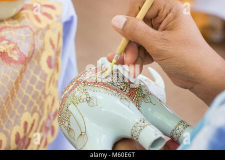 Thaïlande : Bangkok- le 21 janvier, 2018 :- Close-up Specialist personnes travaillant montrent le processus de peinture le benjarong en céramique traditionnel thaï, Bangkok est T Banque D'Images