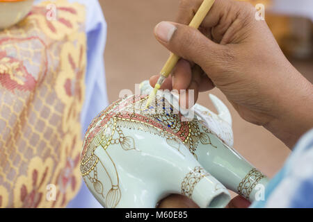 Thaïlande : Bangkok- le 21 janvier, 2018 :- Close-up Specialist personnes travaillant montrent le processus de peinture le benjarong en céramique traditionnel thaï, Bangkok est T Banque D'Images