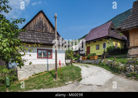 Vlkolinec, la Slovaquie. 12 août 2015. Vlkolinec dans le nord de la Slovaquie. Un village du patrimoine de l'Unesco bien préservé avec des maisons en bois. Banque D'Images