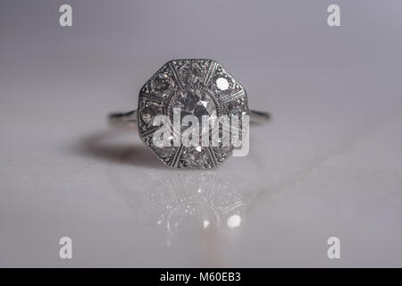 Une photo d'un womens platine et diamant bague de fiançailles sur un socle en marbre. Banque D'Images