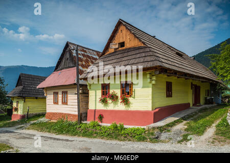 Vlkolinec, la Slovaquie. 12 août 2015. Vlkolinec dans le nord de la Slovaquie. Un village du patrimoine de l'Unesco bien préservé avec des maisons en bois. Banque D'Images