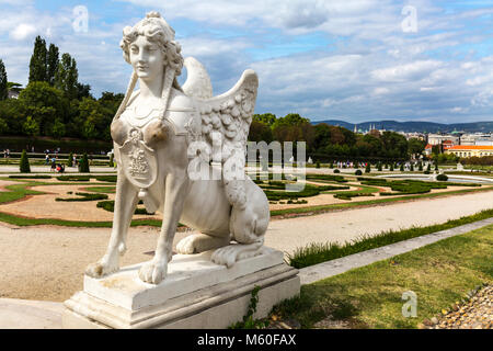 L'une des nombreuses statues de sphinx dans les jardins du Palais du Belvédère inférieur, Wien, Vienne, Autriche. Banque D'Images