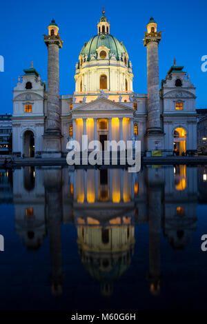 Karlskirche (St. Charles's Church) allumé, Karlsplatz, Vienne, Autriche. Banque D'Images