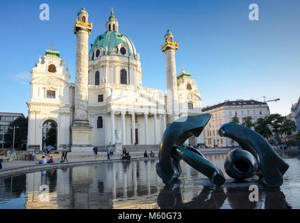 Karlskirche (St. L'église de Charles) avec Henry Moore sculpture, Karlsplatz, Vienne, Autriche. Banque D'Images