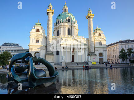 Karlskirche (St. L'église de Charles) avec Henry Moore sculpture, Karlsplatz, Vienne, Autriche. Banque D'Images