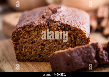 Végétalien sain fait maison fraîchement préparés avec des ingrédients gâteau citrouille sur planche de bois rustique, tranchés et prêt à manger Banque D'Images