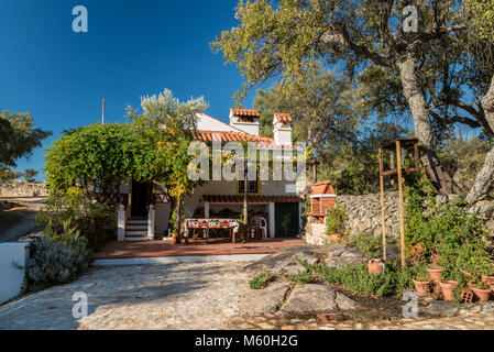 Villa de vacances avec terrasse ombragée, isolée, près de Beira, Alentejo, Portugal Banque D'Images