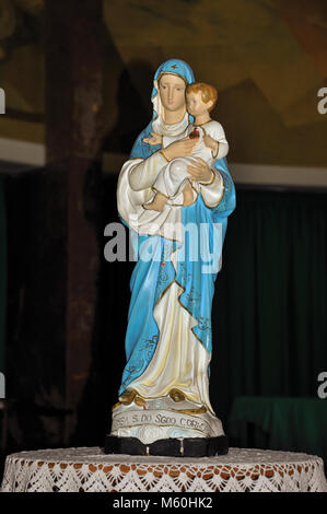 Statuette avec image de la Vierge tenant l'enfant Jésus dans l'église Santuario das Almas, dans la ville côtière de Niteroi, près de Rio de Janeiro. Le Brésil. Banque D'Images