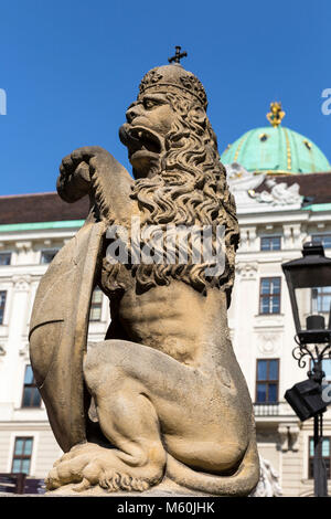 Lion héraldique statue en pierre à l'entrée de la porte de la Suisse, de la Hofburg, Wien, Vienne, Autriche. Banque D'Images