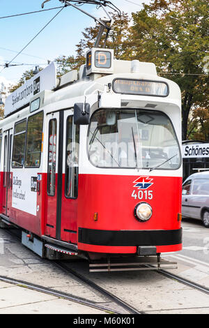 Un tramway rouge et blanc sur la Ringstrasse, Vienne, Autriche. Banque D'Images