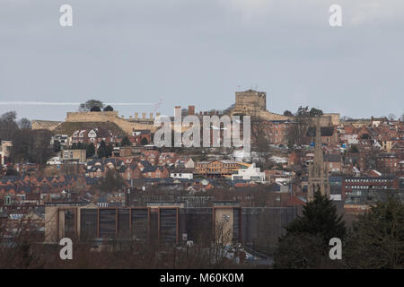 Château de Lincoln se trouve au-dessus de la ville comme les flèches rouges de l'équipe d'effectuer une manœuvre d'entraînement à l'arrière-plan. Photo : Chris Vaughan Photography Banque D'Images