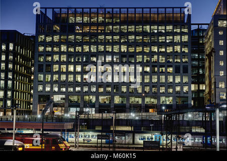 Un grand immeuble de bureaux au soir, King's Cross, Londres Banque D'Images