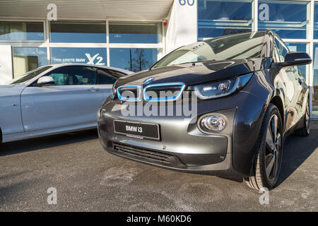 FUERTH / ALLEMAGNE - 25 février 2018 : BMW emblème sur une voiture BMW. BMW est une société multinationale allemande qui produit actuellement des automobiles et motorcyc Banque D'Images