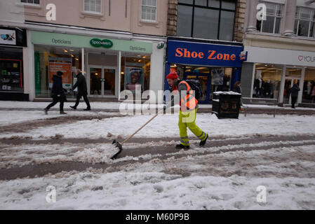 Travailleur du conseil efface la neige. La "bête de l'Est' est arrivé à Southend on Sea, Essex Banque D'Images