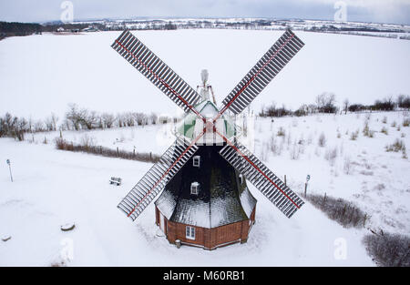 Cuisinière, Allemagne. Feb 27, 2018. La neige se trouve sur le moulin à vent hollandais. Le moulin de 1889 est toujours entièrement fonctionnel et est toujours exploité avec l'énergie éolienne comme un monument technique jusqu'en 1976. (Prises avec drone) Credit : Jens Büttner/dpa-Zentralbild/dpa/Alamy Live News Crédit : afp photo alliance/Alamy Live News Banque D'Images