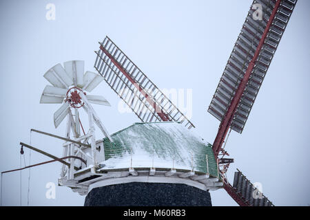 Cuisinière, Allemagne. Feb 27, 2018. La neige se trouve sur le moulin à vent hollandais. Le moulin de 1889 est toujours entièrement fonctionnel et est toujours exploité avec l'énergie éolienne comme un monument technique jusqu'en 1976. Credit : Jens Büttner/dpa-Zentralbild/dpa/Alamy Live News Crédit : afp photo alliance/Alamy Live News Banque D'Images