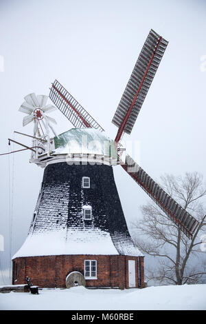 Cuisinière, Allemagne. Feb 27, 2018. La neige se trouve sur le moulin à vent hollandais. Le moulin de 1889 est toujours entièrement fonctionnel et est toujours exploité avec l'énergie éolienne comme un monument technique jusqu'en 1976. Credit : Jens Büttner/dpa-Zentralbild/dpa/Alamy Live News Crédit : afp photo alliance/Alamy Live News Banque D'Images