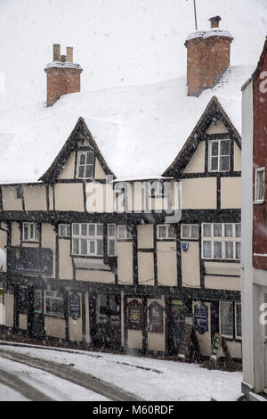 Aylesford, Kent, UK 27 février 2018. Météo France : Le joli village d'Aylesford est calme sous le poids de la neige le matin, l'ancienne pub Chequers et vieux bâtiments ressemblant à quelque chose d'un conte de fée. Credit : Matthew Richardson/Alamy Live News Banque D'Images