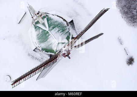 Cuisinière, Allemagne. Feb 27, 2018. La neige se trouve sur le moulin à vent hollandais. Le moulin de 1889 est toujours entièrement fonctionnel et est toujours exploité avec l'énergie éolienne comme un monument technique jusqu'en 1976. (Prises avec drone) Credit : Jens Büttner/dpa-Zentralbild/dpa/Alamy Live News Crédit : afp photo alliance/Alamy Live News Banque D'Images