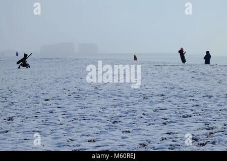 La plage de Brighton. Feb 27, 2018. UK : Météo Neige à Brighton Beach 9:30am. Credit : Caron Watson/Alamy Live News Banque D'Images