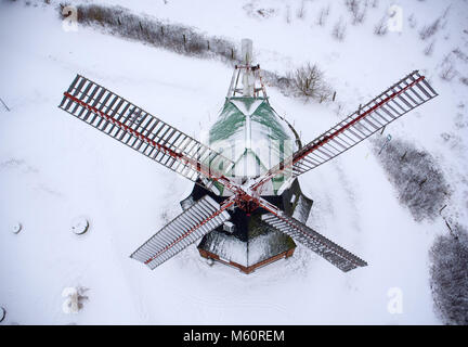 Cuisinière, Allemagne. Feb 27, 2018. La neige se trouve sur le moulin à vent hollandais. Le moulin de 1889 est toujours entièrement fonctionnel et est toujours exploité avec l'énergie éolienne comme un monument technique jusqu'en 1976. (Prises avec drone) Credit : Jens Büttner/dpa-Zentralbild/dpa/Alamy Live News Crédit : afp photo alliance/Alamy Live News Banque D'Images