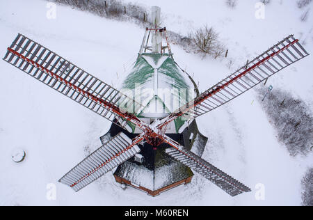 Cuisinière, Allemagne. Feb 27, 2018. La neige se trouve sur le moulin à vent hollandais. Le moulin de 1889 est toujours entièrement fonctionnel et est toujours exploité avec l'énergie éolienne comme un monument technique jusqu'en 1976. (Prises avec drone) Credit : Jens Büttner/dpa-Zentralbild/dpa/Alamy Live News Crédit : afp photo alliance/Alamy Live News Banque D'Images